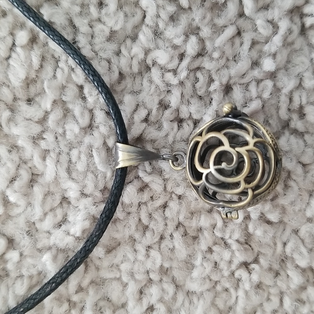 Crystal Holder Locket Style Floral Pattern Necklace *Crystal Not Included*